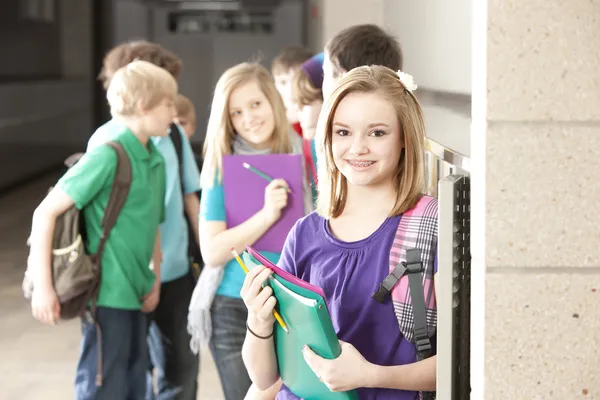 Onderwijs op school. groep middelbare school leeftijd studenten op hun kluisjes te praten tijdens een pauze van klasse — Stockfoto