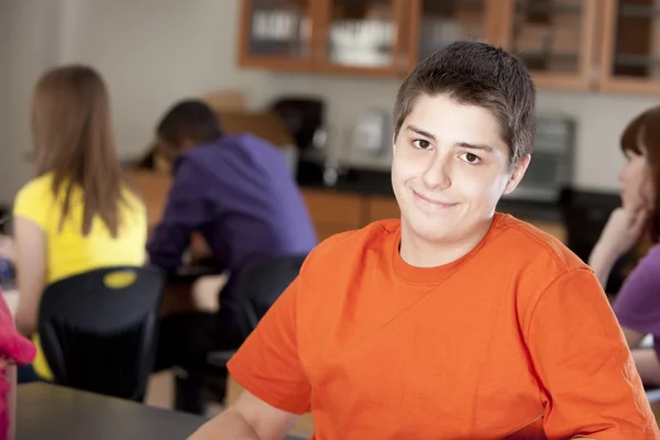 Educación escolar. Sonriente adolescente caucásico en su aula de ciencias de la escuela secundaria —  Fotos de Stock