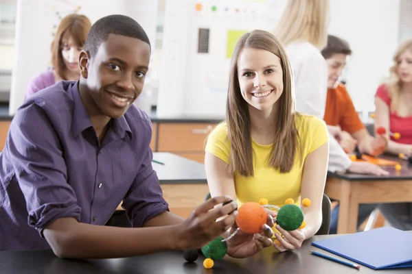 Schulwissenschaft. Teenager-Schüler in einem naturwissenschaftlichen Klassenzimmer an der High School — Stockfoto