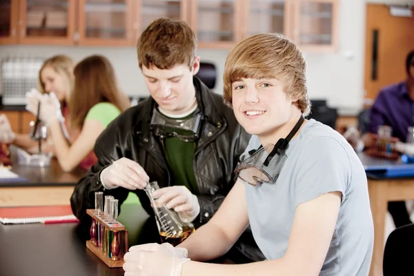 School wetenschap. studenten leren over chemie in de wetenschap klasse. — Stockfoto