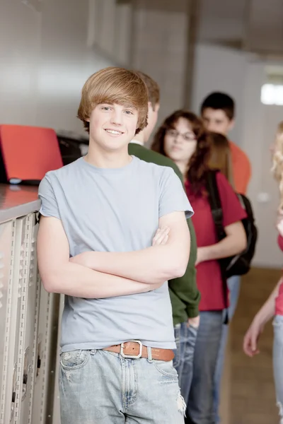 Onderwijs. Kaukasische tiener middelbare schoolstudent permanent in zijn locker — Stockfoto