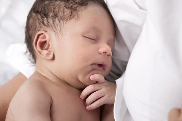 A sério. Afro-americano real bebê menino pacificamente dormindo — Fotografia de Stock