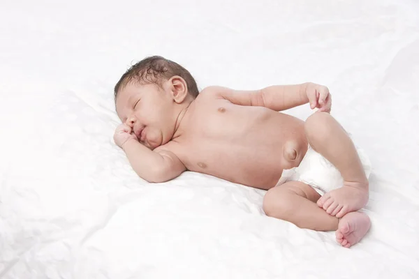 Igazi. Afro-amerikai valódi baba fiú alszik — Stock Fotó