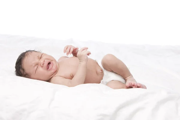本物。泣いているアフリカ系アメリカ人の本当の赤ちゃん男の子のイメージ — ストック写真