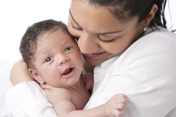 Echte. moeder houdt haar glimlachende babyjongen — Stockfoto