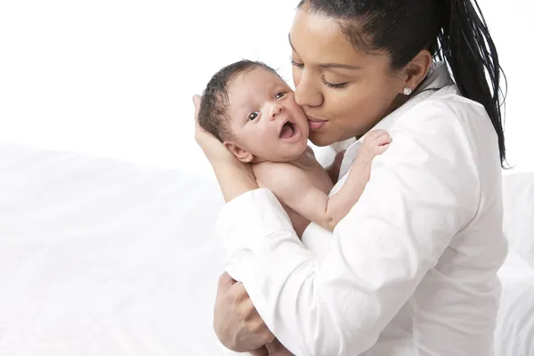 A sério. Mãe beijando seu bebê menino — Fotografia de Stock