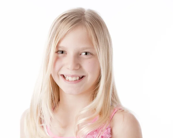 A sério. Caucasiana menina sorridente com cabelo loiro e olhos verdes — Fotografia de Stock