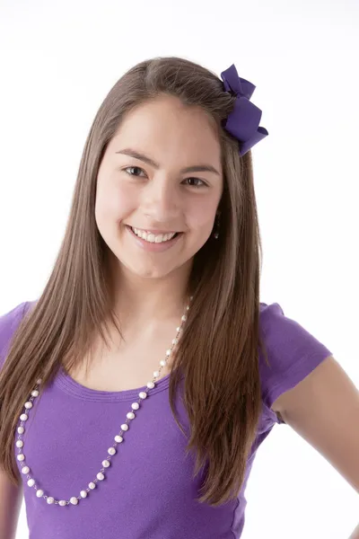 Πραγματική. Ισπανόφωνος χαμογελαστό πραγματική εφηβικό κορίτσι με μακριά, καστανά μαλλιά — Φωτογραφία Αρχείου
