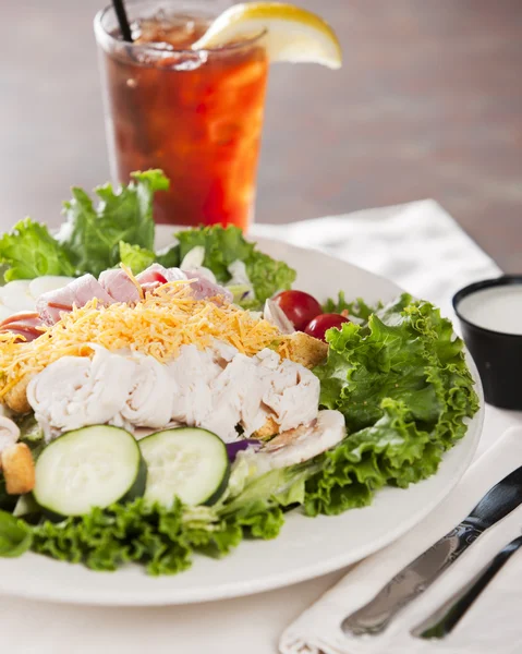 Essen und Trinken. Chefsalat mit einem erfrischenden Glas Eistee — Stockfoto