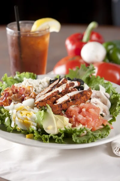 Comida e bebida. Deliciosa salada de frango de búfalo fresco — Fotografia de Stock