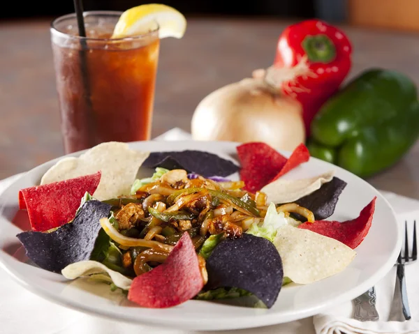 Comida e bebida. Deliciosa salada de fajita mexicana — Fotografia de Stock