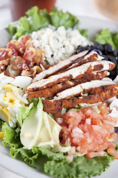 Ételt és italt. Ízletes friss bivaly csirke saláta — Stock Fotó