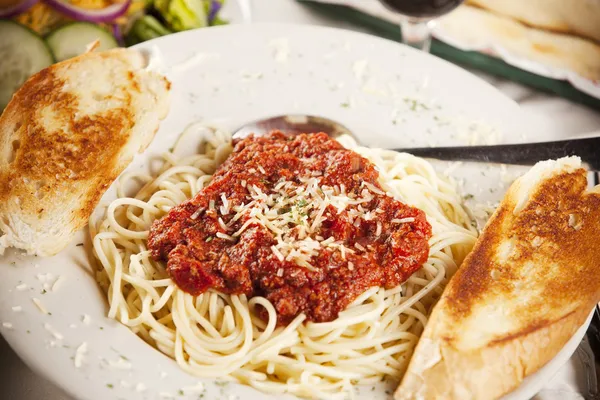 Nourriture et boisson. Image rapprochée d'un copieux dîner spaghetti — Photo