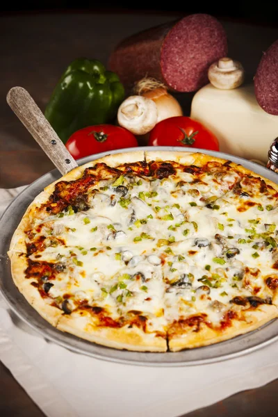 Essen und Trinken. Pizza mit Gemüse — Stockfoto