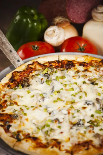 Essen und Trinken. Pizza mit Gemüse — Stockfoto