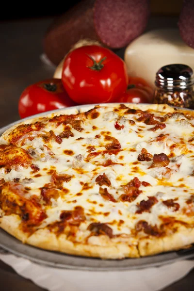 Comida y bebida. Una pizza de carne picante . —  Fotos de Stock