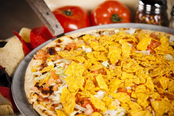 Comida y bebida. Una pizza de taco picante . — Foto de Stock