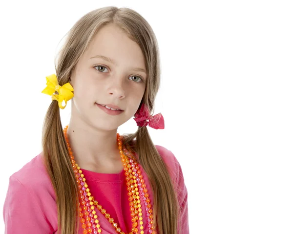 Kavkazská malá dívka, která nosí zářivé barevné oblečení a doplňky. — Stock fotografie