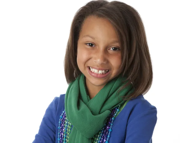 Smíšené rasy malá dívka, která nosí zářivé barevné oblečení a doplňky. — Stock fotografie