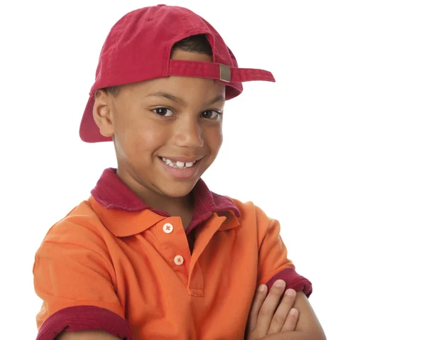 Маленький белый мальчик смешанной расы в яркой красочной одежде и кепке — стоковое фото