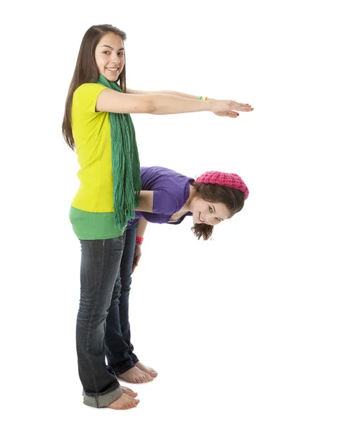 Alfabeto humano. Los adolescentes multiculturales trabajan juntos para formar cartas. Letra F —  Fotos de Stock