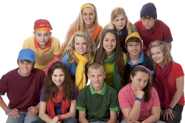 Diversidade. Grupo de adolescentes e meninos sentados juntos em roupas coloridas — Fotografia de Stock