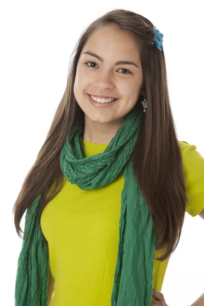 Πραγματική. Ισπανόφωνος εφηβικό κορίτσι που φοράει ζωντανή πολύχρωμα ρούχα και τα κασκόλ. — Φωτογραφία Αρχείου
