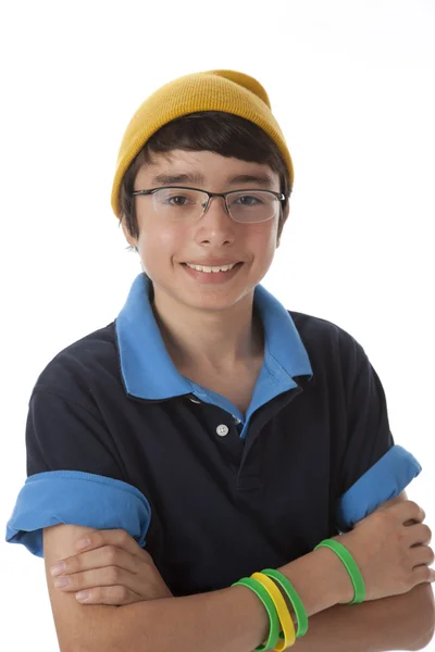 Prawdziwe. kaukaski nastoletni chłopak sobie żywe kolorowe ubrania i cap hodowli — Zdjęcie stockowe