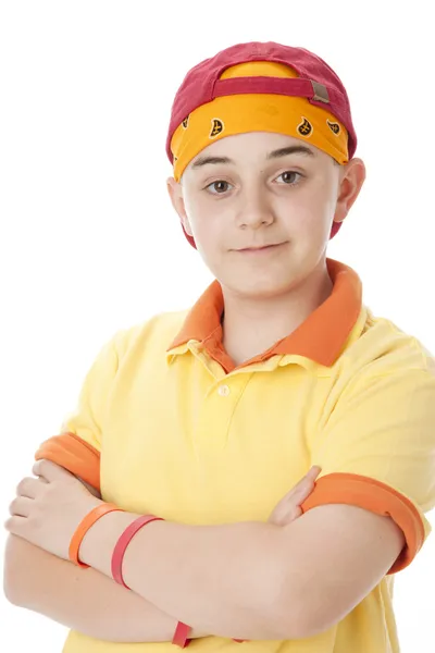 Réel. sourire caucasien adolescent garçon waring un coloré baseball casquette et bandana — Photo