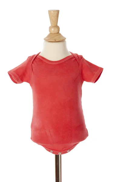 Un t-shirt colorant cravate rouge vif pour bébé sur un mannequin — Photo