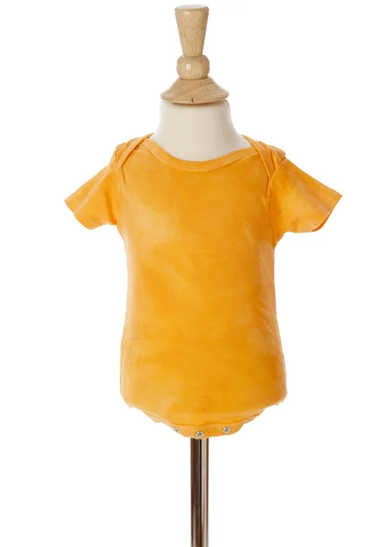 Uma camiseta de tintura de gravata laranja brilhante de bebê em um manequim — Fotografia de Stock