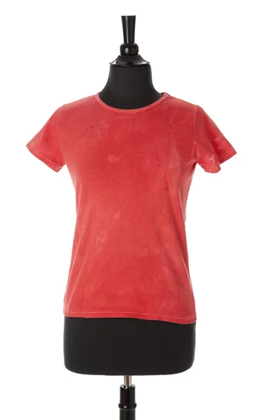 Una camiseta de tinte de lazo rojo brillante para mujeres o niñas en un maniquí — Foto de Stock