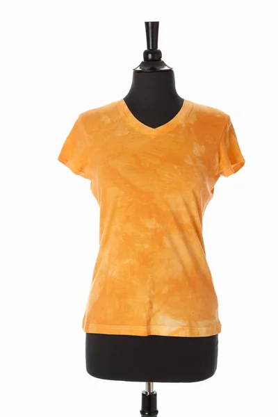 Una brillante t-shirt arancione tinta cravatta per donne o ragazze su un manichino — Foto Stock