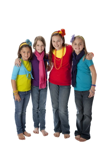 Verscheidenheid. groep van vier verschillende kleine meisjes met hun armen rond elkaar — Stockfoto