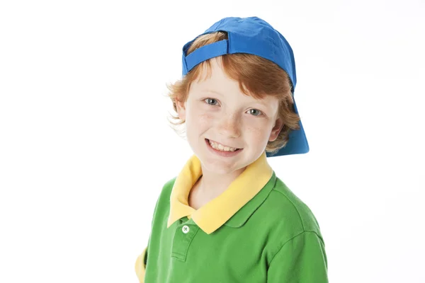 A sério. Sorrindo menino caucasiano — Fotografia de Stock