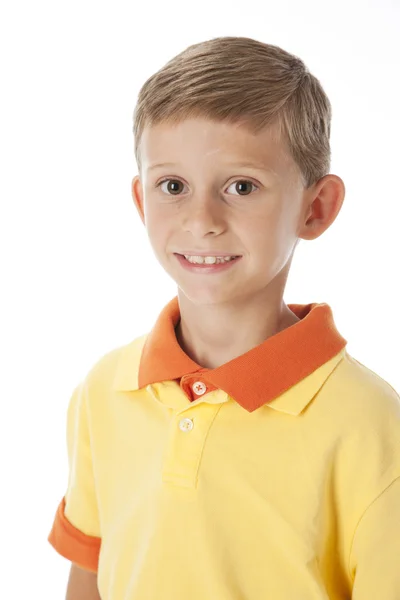 A sério. Sorrindo menino caucasiano — Fotografia de Stock