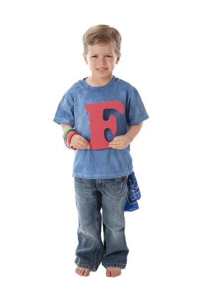Человеческий алфавит. Кавказский мальчик держит букву F — стоковое фото