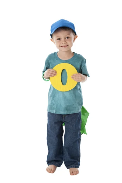 Menschliches Alphabet. Kaukasischer kleiner Junge hält Buchstabe o — Stockfoto