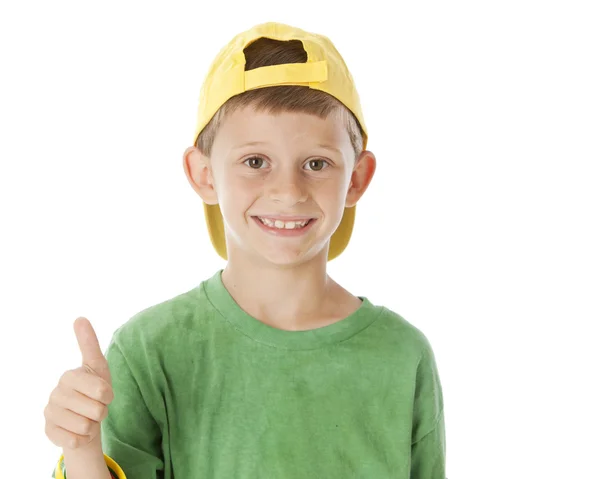 Verkliga. kaukasiska liten pojke bär en keps och ge sina tummar upp godkännandet — Stockfoto