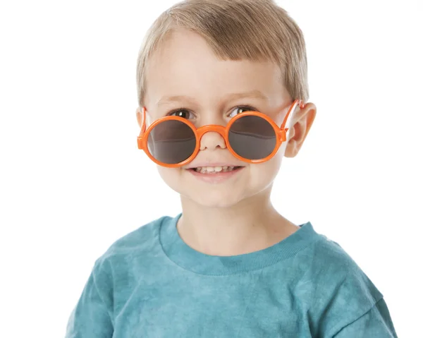 Echt. Kaukasischer kleiner Junge mit alberner Sonnenbrille. — Stockfoto