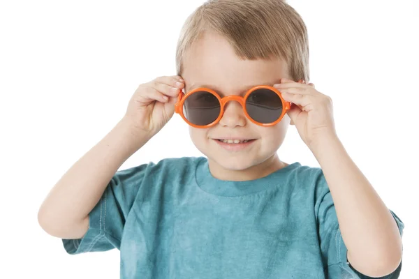 De verdad. Niño caucásico con gafas de sol tontas y una camisa azul brillante —  Fotos de Stock