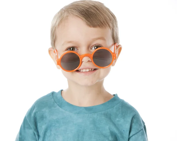 Echt. Kaukasischer kleiner Junge mit alberner schiefer Sonnenbrille — Stockfoto