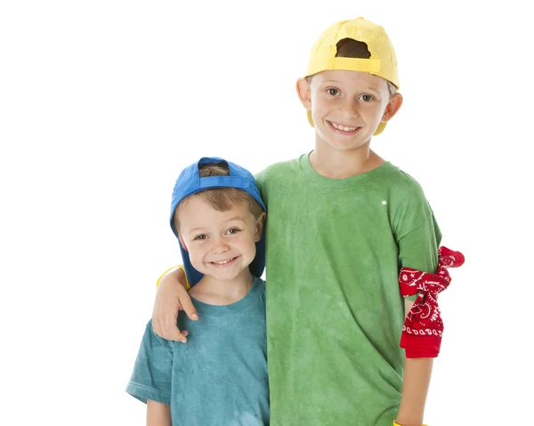 Echte. Kaukasische kleine jongens dragen lichte kleding en honkbal caps — Stockfoto