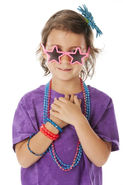 Réel. Petite fille caucasienne portant beaucoup de bijoux et accessoires avec des lunettes de soleil stupides — Photo