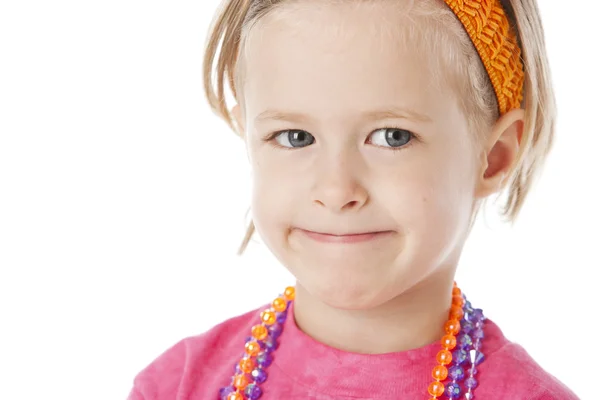 Echt. Lächelndes kaukasisches kleines Mädchen in rosa mit hellem Schmuck und Accessoires — Stockfoto