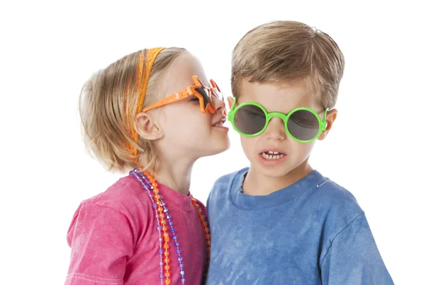 Echt. Kaukasische Zwillinge, ein kleiner Junge und ein kleines Mädchen mit alberner Sonnenbrille — Stockfoto