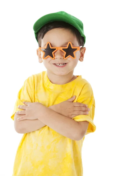 Réel. Petit garçon hispanique portant des vêtements lumineux avec une casquette de baseball et des lunettes de soleil stupides — Photo