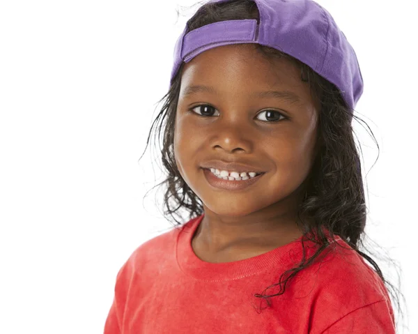 Echt. Nahaufnahme Mixed Race kleiner Junge mit einem knallvioletten Baseballcap — Stockfoto