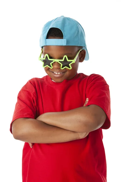 Prawdziwe. mały chłopiec czarny sobie jasne czerwona koszula z czapka z daszkiem i głupie okulary — Zdjęcie stockowe