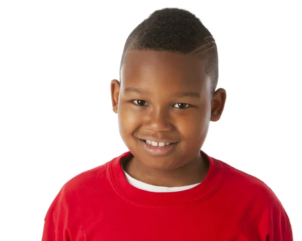 Prawdziwe. mały chłopiec czarny sobie jasne czerwona koszula z jego głowy ogolone — Zdjęcie stockowe